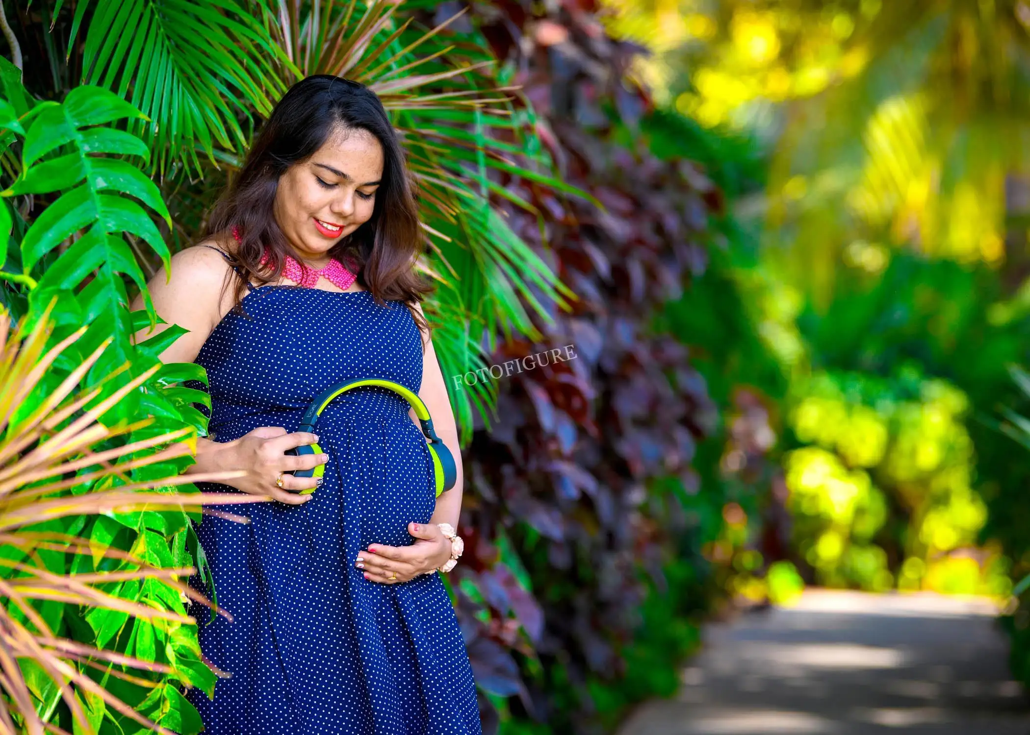 Maternity shoot capturing pregnancy glow